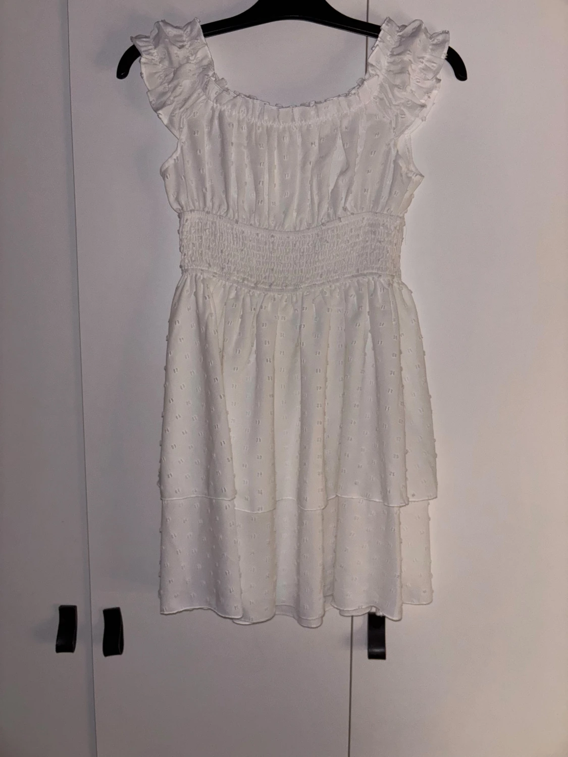 Vit kort sommarklänning med volang