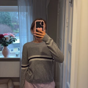 Brandy Melville tröja - Jättesöt brandy Melville tröja som inte kommer till användning,skulle säga att den sitter som en S