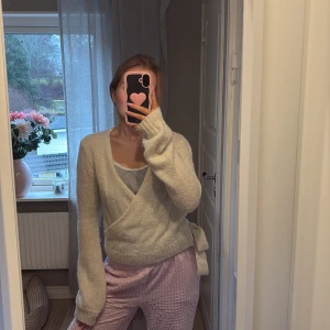 Stickad wrap tröja  - Supersöt vit stickad wrap tröja med lite glitter i, super fin men kommer inte till användning 💕