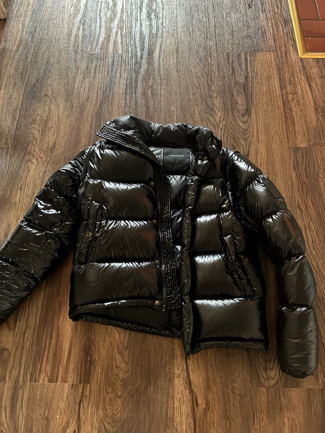 Svart pufferjacka från Peak Performance