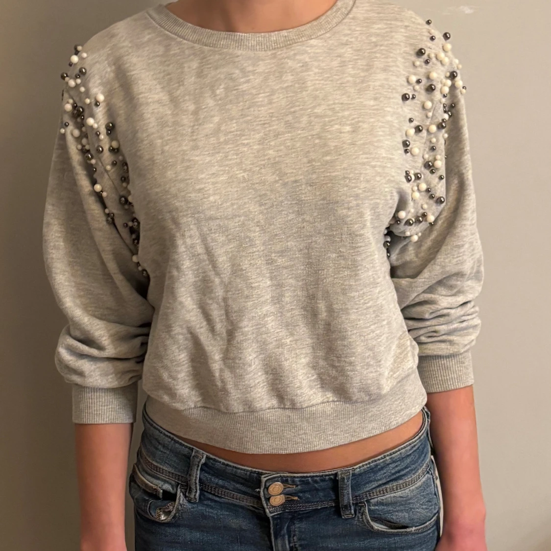 Grå tröja med pärlor - 1