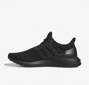 Svarta ultraboost - Aldrig använt. vid pris kom privat. Ny pris på adidas 2099
