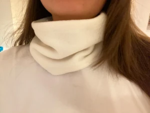 Vit buff - Säljer en jättemjuk och bekväm handsydd fleecebuff i en vit färg!! Skriv för frågor🥰🥰