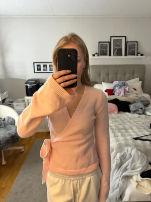 Stickad omlott tröja  - Säljer denna fina tjocka stickade tröja med vida ärmar, går omlott som en kofta/tröja  men även bara kan användas öppen med en anan tröja under. Fin rosa färg. Den är från Shein men väldigt skönt material, sticks inte. Aldrig använt så mycket bra skick 