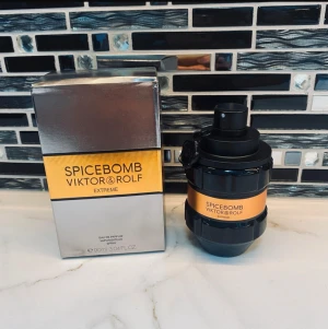 Spicebomb Extreme EdP 90ml - Spicebomb Extreme från Viktor & Rolf, Eau de Parfum, 90ml. En ikonisk doft i en cool flaska, perfekt för dig som vill sticka ut. Tillverkad i Frankrike. Ingredienser: alkohol, parfym, vatten, limonen, linalool, citral, m.m.