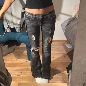 Miss Me svarta bootcut jeans med broderi - Såå snygga lågmidjade Svarta jeans från Miss Me med bootcut passform med ascoola fickor! Har inte använt så dom är i jättebra skick. Jag är 165 för referens och dom är perfekt i längden för mig. Köpte för 800 och säljer för 550🩷