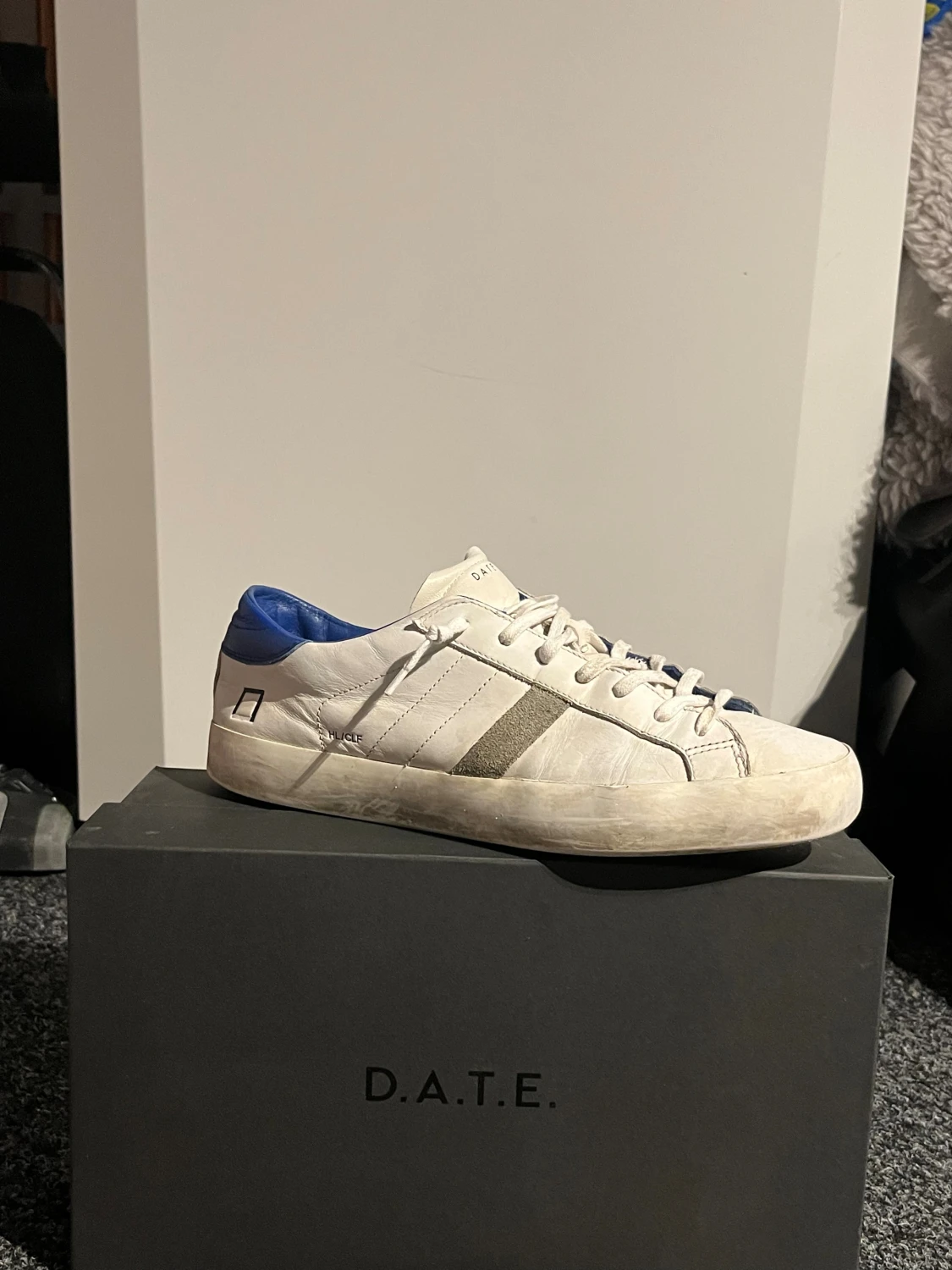 Vita sneakers från D.A.T.E. med blå detaljer