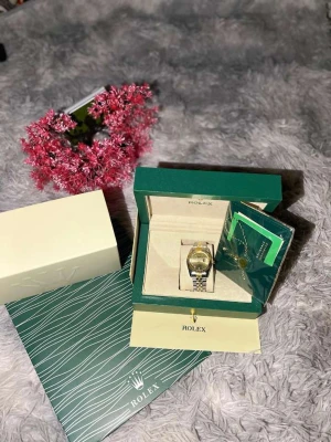 Rolle Datejust guld och silver herrklocka - Säljer en lyxig Rolle Datejust med klassisk rund boett i guld och silver. Klockan har en tvåfärgad länk i stål och guld, guldfärgad urtavla med index av stenar och datumfönster. Kommer i originalbox med certifikat och tillbehör.