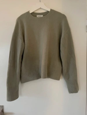 Other stories stickad tröja  - Så snygg ljusgrön stickad tröja från Other stories. Fint skick!