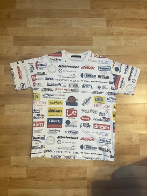 Louis Vuitton T-shirt - In verygood condition, only minor flaws that doesn’t affect usage. Size S. Authentic