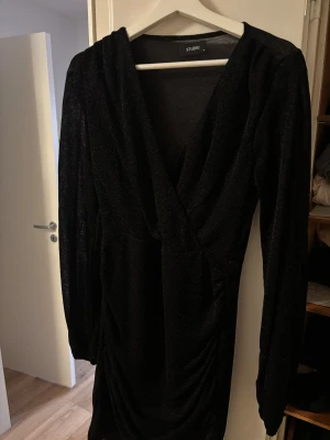 Glittrig urringad klänning - Perfekt nyårsklänning från Veromoda! Använd en gång! Nypris 600kr!