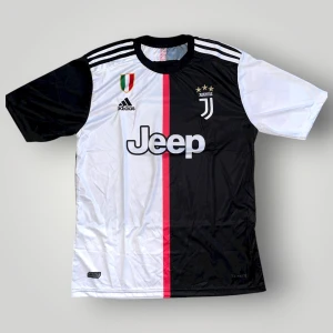 Juventus Ronaldo 7 strl L - Helt ny. Fin replika med grym kvalitet. Storlek L. Pris: 349kr. Först till kvarn som gäller. Skickas direkt inom 24h