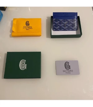 Blå Goyaard plånbok - Fet goyaard plånbok, perfekt julklapp. Box och kort medföljer. Plånboken kommer inplastad.