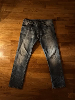 Nudie Jeans I Lean Dean I - Riktigt snygga Nudie Jeans i modellen Lean Dean men en tvär go tvätt. Passar perfekt nu inför vintern❄️⛄️ Storlek II 34/32 Skick II 9,8/10 Hör gärna av er vid funderingar
