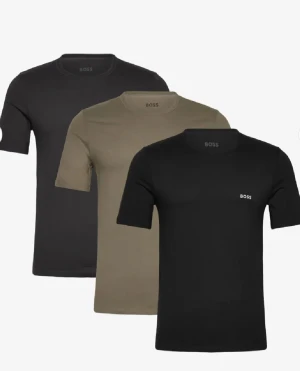 3-pack BOSS t-shirts i neutrala färger - Säljer ett 3-pack stilrena t-shirts från BOSS i svart, mörkblå och vit, alltså inte dessa 2 andra färger som syns på bilden!! . Alla har rund hals, korta ärmar och en diskret BOSS-logga på bröstet. Perfekt basic med snygg passform och mjukt bomullsmaterial.  PASSAR M/L