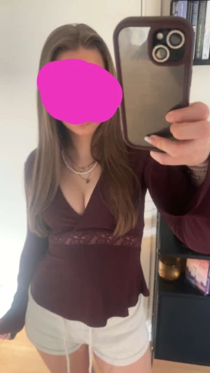 Vinröd tröja med en spets kant. - En vinröd tröja från ginatricot, använd fåtal gånger. Den sitter åt i midjan så man få former men också med en rand av spets för en extra touch. 