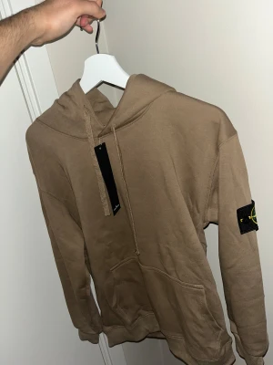 Hoodie - Mycket fin tröja, skön och mjuk, kan passa till S, jag har storlek s och den passar men lite kort vid armarna bara