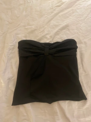 Svart topp  - Snygg svart basic tub topp med lite detaljer på framsidan funkar som xs/s 