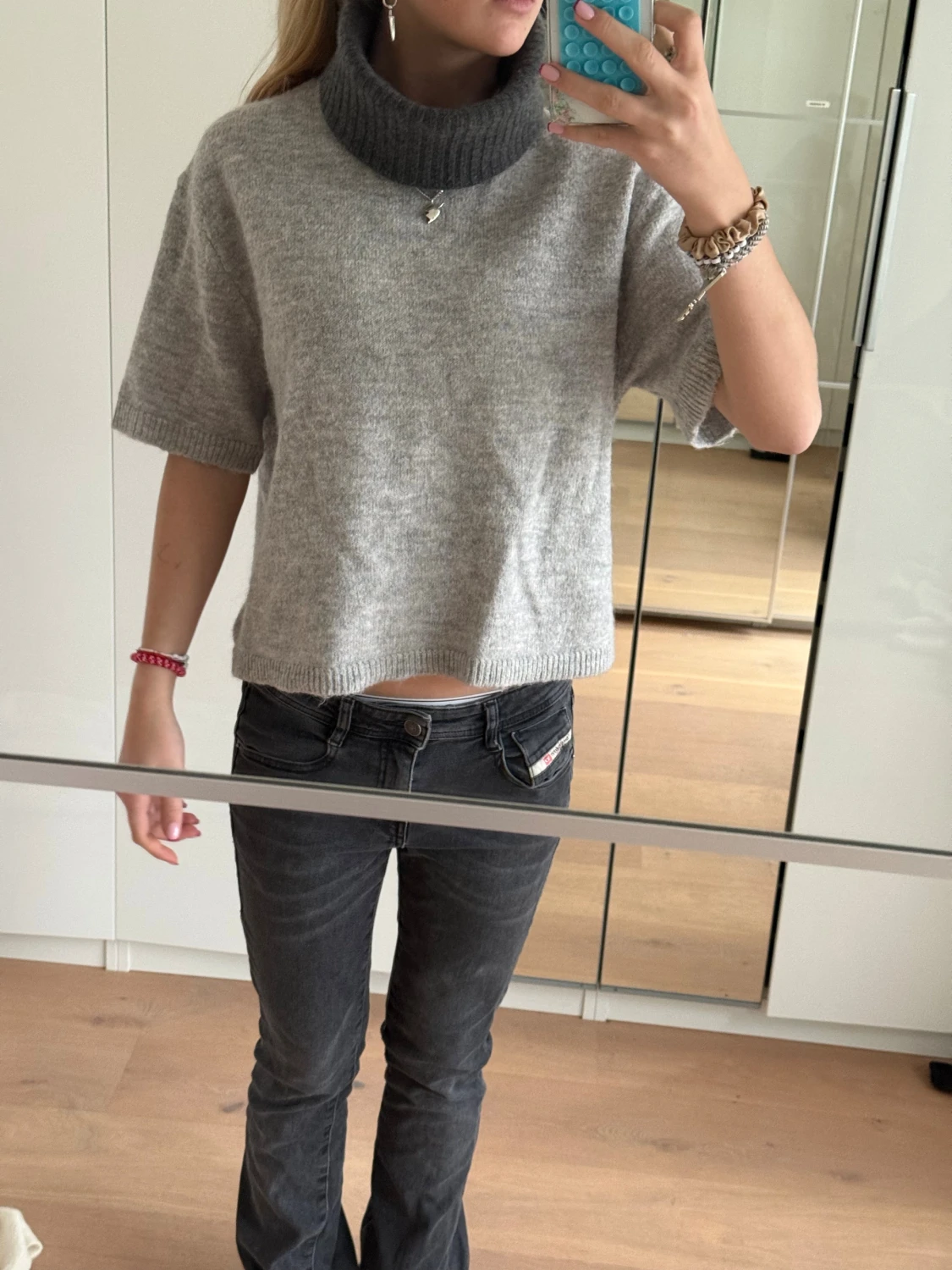 Grå stickad tröja - 1