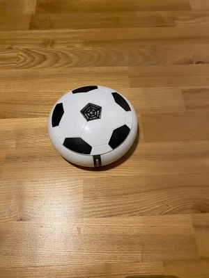 Hover kick - Hover Kick är en elektronisk inomhusfotboll som glider på en luftkudde och har mjuka kanter för att skydda möbler. LED-ljus gör spelet roligare även i mörker.