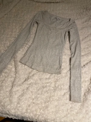 Topp - Grå ribbad topp från Topshop i storlek XS. Toppen sitter tajt och bra och den är använd fåtal gånger💞 