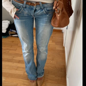 Lågmidjade jeans - Lågmidjade jeans från only. Har sytt in byxorna då dem var för stora. Även lätt slitage längst ner vid benen.