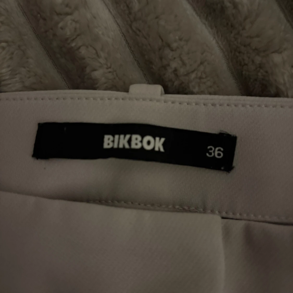 Beige kostymbyxor från Bikbok - 1