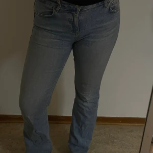 Bootcut jeans från Zara ljusblå - Snygga ljusblå bootcut jeans från Zara. Litet hål vid ena bakfickan. Annars super sköna och snygga. Jag har även sytt upp de så de passar mig som är 163!