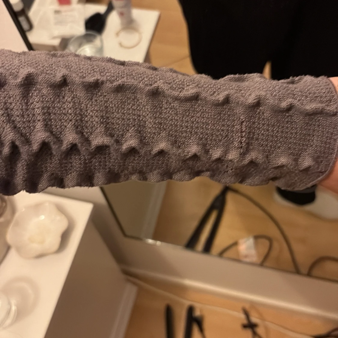 Grå stickad polotröja med struktur - 2