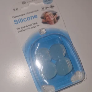 Silicone öronproppar - Dessa öronproppar är utformade för att hålla vatten borta från hörselgången och dämpa oönskat ljud.  Användningsområde: De är optimala för användning vid dusch, bad, simning och för personer med känsliga hörselgångar.  Design: Propparna är formbara och är avsedda att täta öppningen till hörselgången, inte föras in i den.  Oöppnad förpackning.