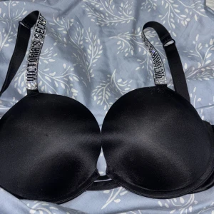 Victorias secret  - Bhn är i gott skick , endast använts 2 gånger. Storlek 70F men är mer som 70 D/75 D, säljs pga för liten