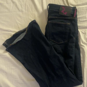 mörkblåa cheap monday jeans  - super fina cheap monday jeans, dom är i storlek 31/32 och är bara använda några få gånger, jag har försökt sy ner dom själva då dom va för stora för mig men jag har sprättat upp och de e som normalt!! ( inget tyg klipptes bort) men dock så blev de lite märke efter penna ( som bara syns inuti jeansen) och lite vita sträck mellan bena men de syns inte! pris kan absolut diskuteras