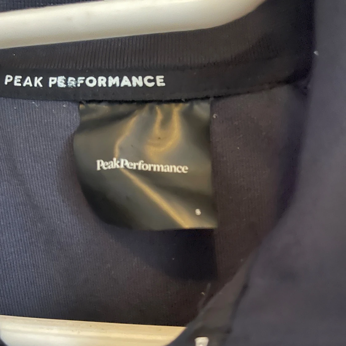 Mörkblå Peak Performance hoodie - 2