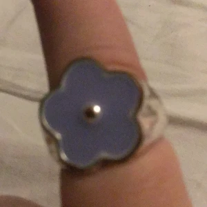 Gullig blomring  - En lila gullig ring med en blomma💖