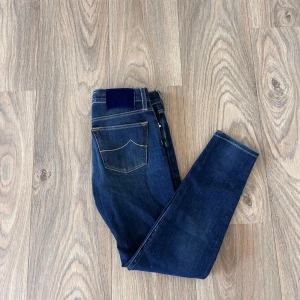 Mörkblå  jacob cohen slim fit jeans  - Säljer ett par riktigt snygga Jacob cohen jeans som är i topp skick Och säljer den för ett riktigt bra pris. Priset Ksk kan diskuteras vid en snabb affär!