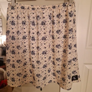 Blommig kjol från Calvin Klein - Fin kortkjol från Calvin Klein med fickor. Öppen för prisförslag!