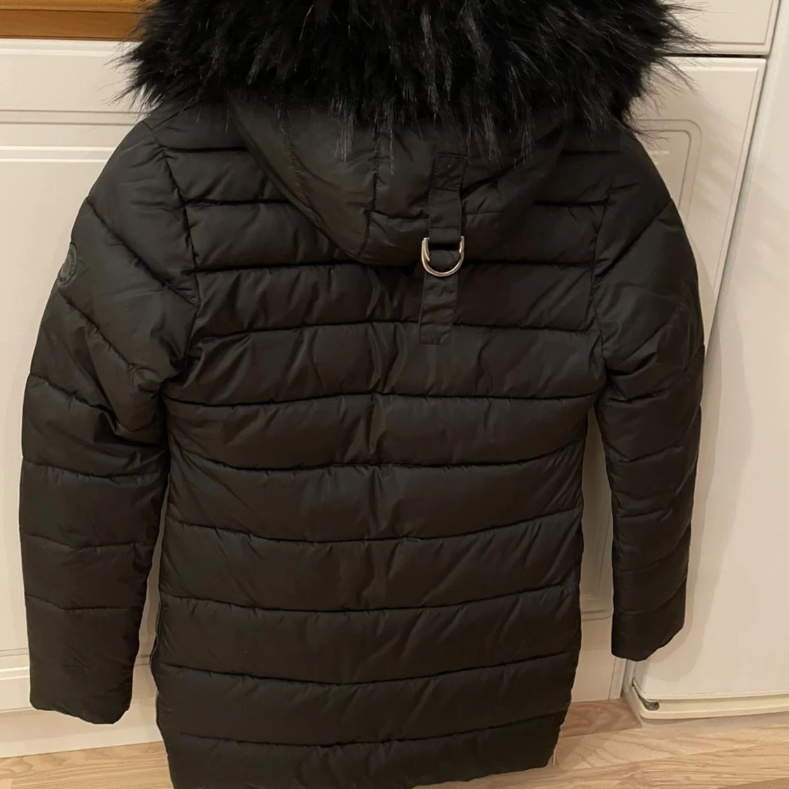 Svart dunjacka med päls från Roco Baroco - 2