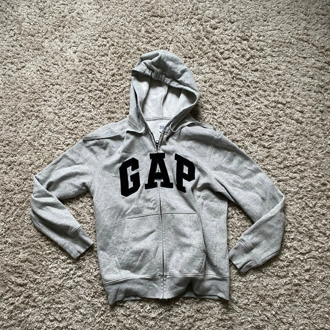 Grå hoodie från GAP med dragkedja