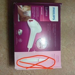 Philips Lumea Advanced IPL - Philips Lumea Advanced IPL hårborttagningsenhet i fint skick. Levereras med originalkartong och tillbehör. Perfekt för långvarig hårborttagning hemma. Lättanvänd och effektiv. Viss yttre slitage på kartongen, men apparaten är i gott skick. Men en missande del som är kryssad i första bilden.