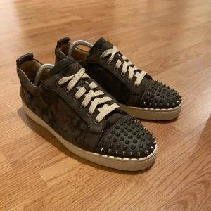 Christian Louboutin skor - Christian Louboutin i en camo color way. Väldigt fint skick överlag, dock saknas innersulan i dem högra skon (bild 5) Storlek 43,5 passar även 44. Tveka inte att kontakta vid minsta lilla fundering. 