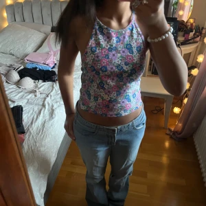 Blommigt linnet  - Superfin croppad opp med blommönster från Bik Bok! Nytt skick, aldrig använd!💜🩷🩵💛💙💚