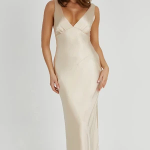 Balklänning Meshki  - Säljer min fina balklänning från Meshki. Den är använd en gång på min bal 2024 och har ett par små fläckar men annars är den i jättebra skick💗var bra i längd på mig som är 173cm. Har fler bilder om det önskas💞💗