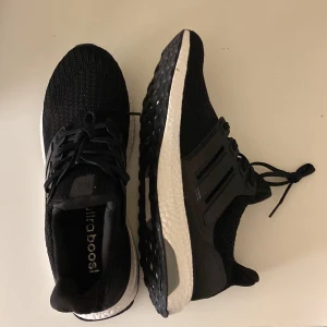 Adidas Ultraboost skor  - Svarta adidas boost skor, helt nya, bra kvalité, med vitt underlag 