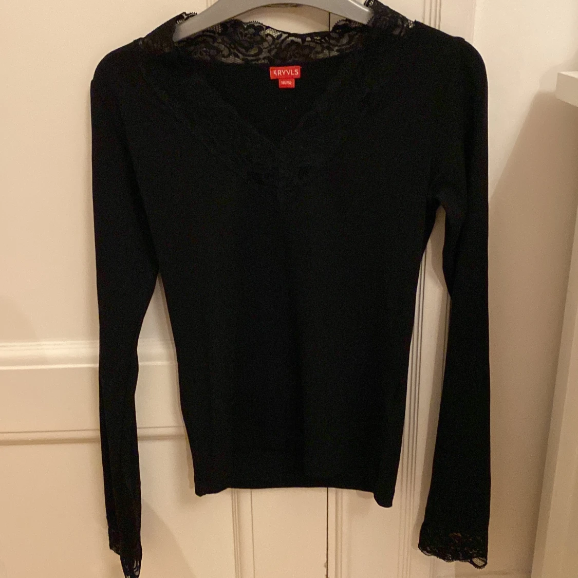 Svart långärmad topp med spets från RYVLS