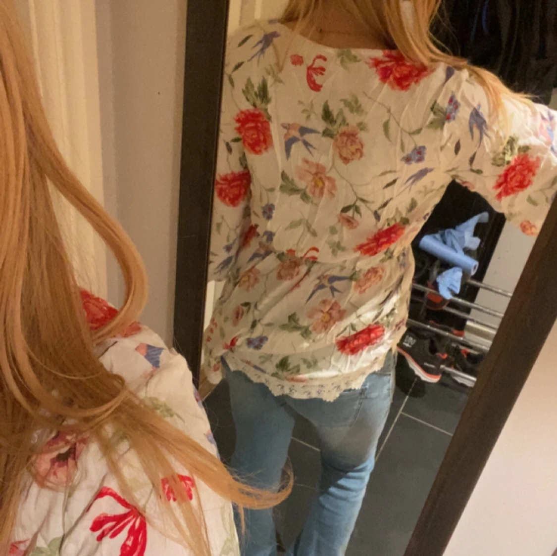 Blommig omlottblus med spetsdetaljer - 2