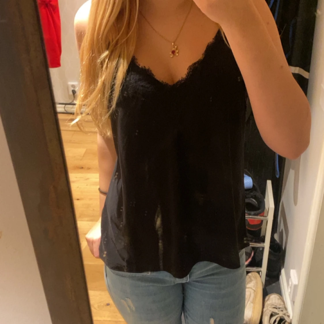 Svart linnetopp med spetskant