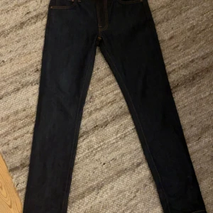 Nudie jeans - Säljer ett par snygga Nudie jeans W30 L31 Lean Dean nypris 1400 använda 1-2 gånger mörkblå färg 