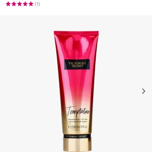 Victoria's Secret Temptation lotion - Fragrance lotion med doft av fresh apple & saguaro flower. Volym: 100 ml. Ingredienser inkluderar vatten, mineralolja, glycerin, parfym och flera hudvårdande ämnen. Tillverkad i USA. Perfekt för dig som vill ha en mjuk och väldoftande hud.