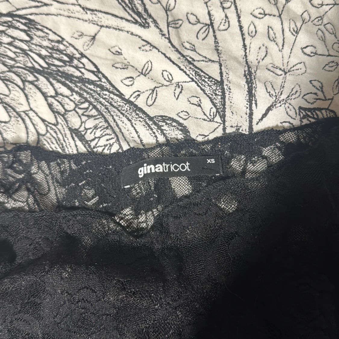 Svart spetsblus från Gina Tricot XS - 1