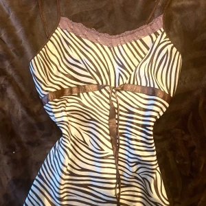 Linne - Linne vitt med bruna detaljer. Knyte i midjan. Zebra mönstrad 